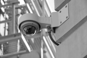 Čínske bezpečnostné kamery Hikvision inštalované na budove